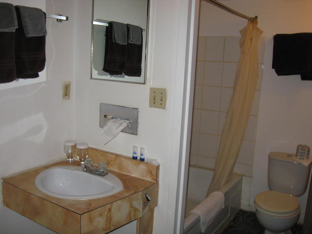 Royal City Motor Inn Brooks Room photo