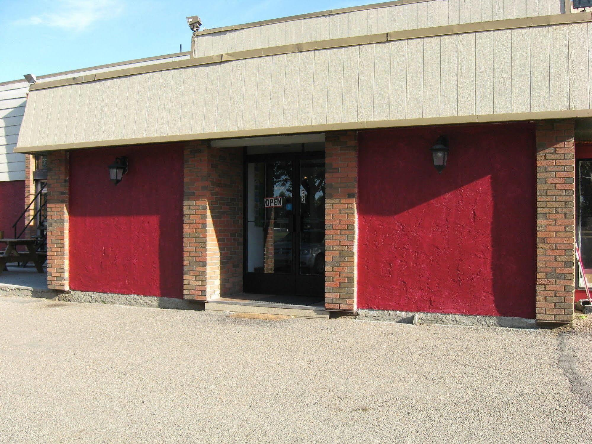 Royal City Motor Inn Brooks Exterior photo
